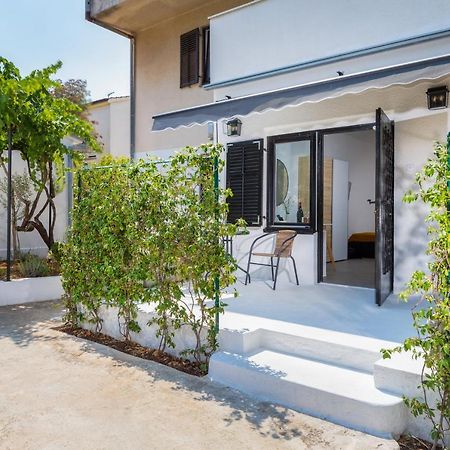 3 Minutes From The Beach: Lovely Studio Apartment Pula Extérieur photo