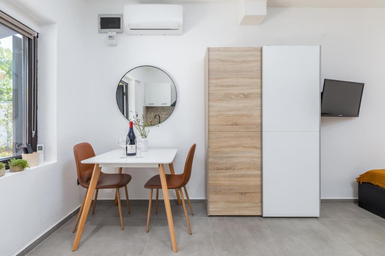 3 Minutes From The Beach: Lovely Studio Apartment Pula Extérieur photo
