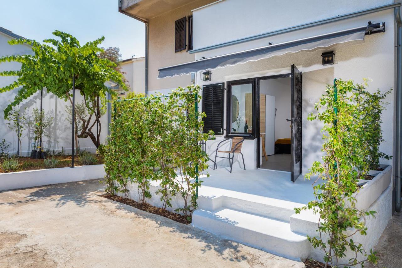 3 Minutes From The Beach: Lovely Studio Apartment Pula Extérieur photo